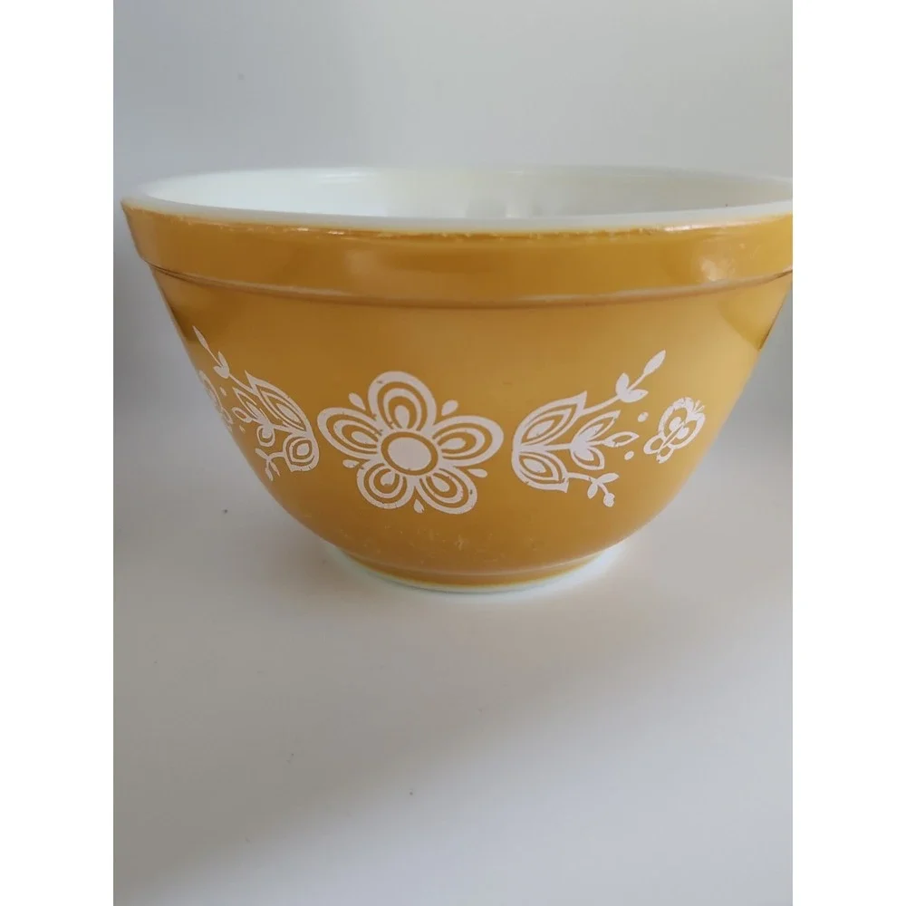 Vintage Pyrex 401 1.5-pint mixing bowl in the Golden Butterfly pattern